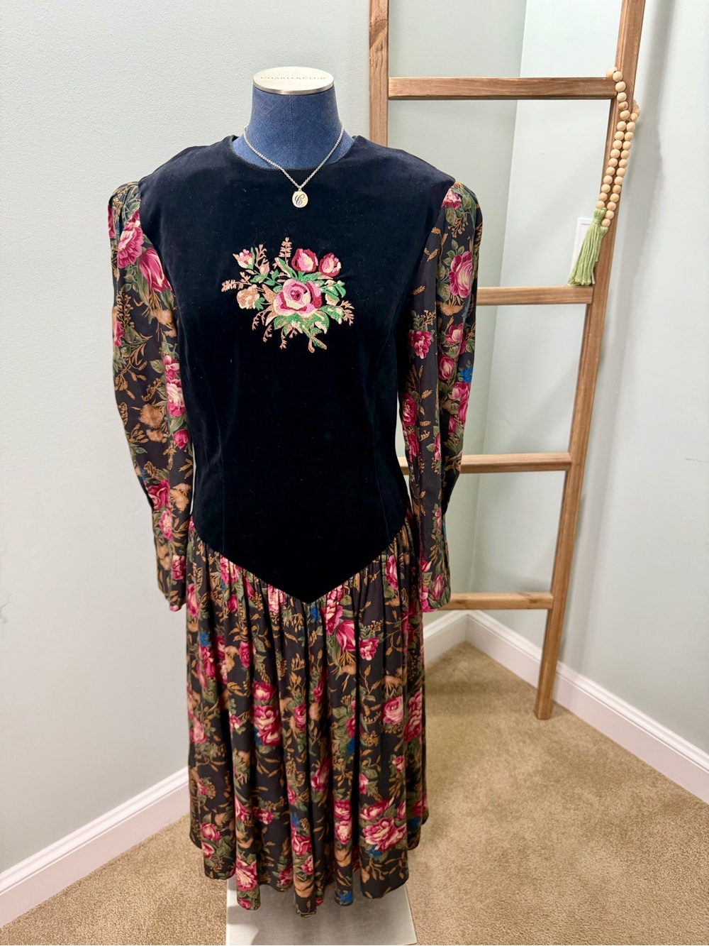 Vintage 80s Donna Morgan Black Velvet Floral Embroidered Dress Size 13/14